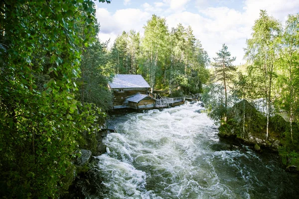 Un beau paysage avec des rapides fluviaux en Finlande — Photo
