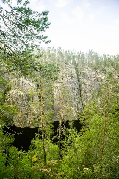 En vacker stenig skogslandskap i Finland — Stockfoto