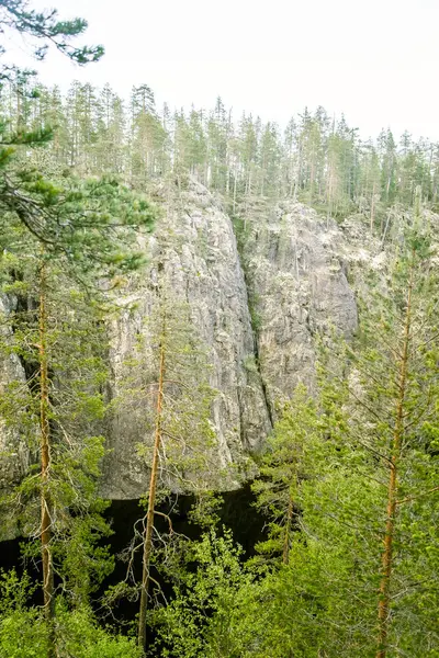 Красивий ліс скелястий краєвид Фінляндії — стокове фото