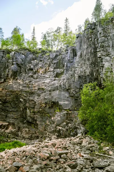 Un beau paysage forestier rocheux en Finlande — Photo
