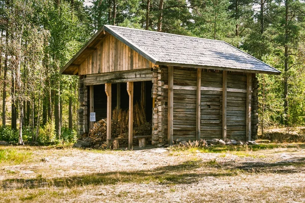 A beautiful small wooden building in the middle of Finnish forest — Stock Photo, Image
