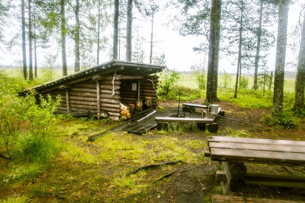 Un pequeño y hermoso edificio de madera en medio del bosque finlandés — Foto de Stock