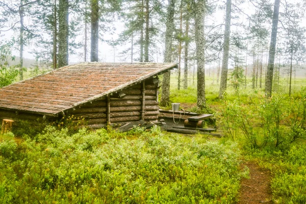 Um belo pequeno edifício de madeira no meio da floresta finlandesa — Fotografia de Stock