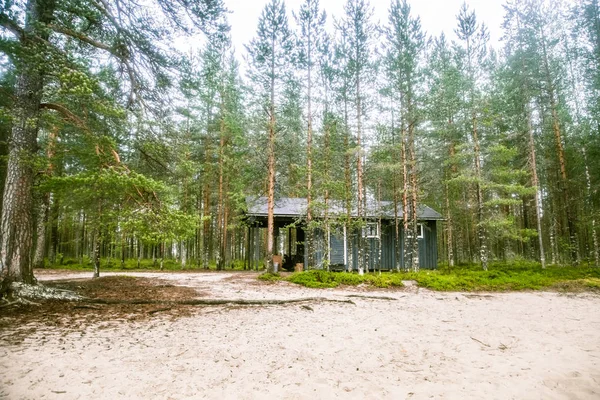 Ένα όμορφο μικρό ξύλινο κτίριο φινλανδική του δάσους — Φωτογραφία Αρχείου