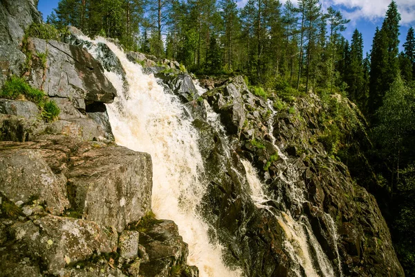 Ett vackert vattenfall i Finland — Stockfoto