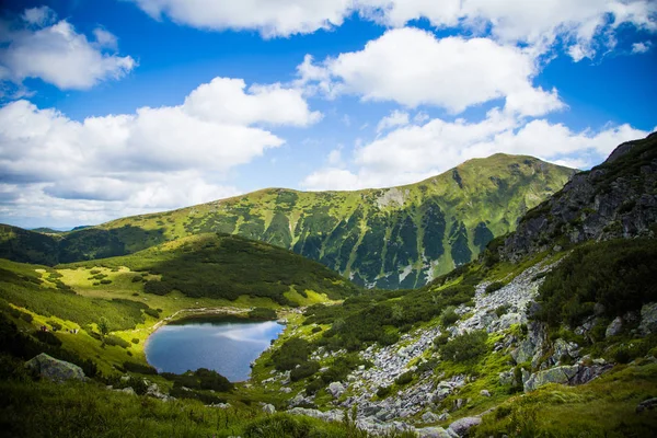 Tatry mountains, Slovakya için güzel bir göl. Güneşli bir günde dağ manzarası.