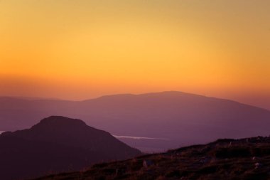 Bir güzel perspektif görünüm dağlar gradyan ile yukarıda