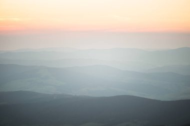 Bir güzel perspektif görünüm dağlar gradyan ile yukarıda