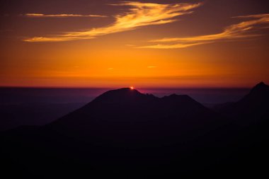 Bir güzel perspektif görünüm dağlar gradyan ile yukarıda