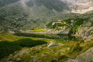 Güzel dağ göl manzara Tatry, Slovakya