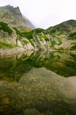 Güzel dağ göl manzara Tatry, Slovakya