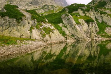 Güzel dağ göl manzara Tatry, Slovakya