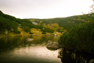 Güzel dağ göl manzara Tatry, Slovakya