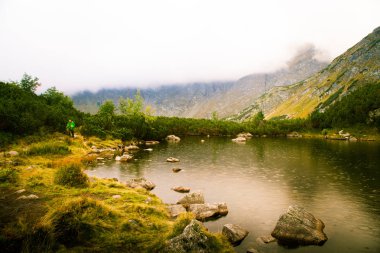 Güzel dağ göl manzara Tatry, Slovakya