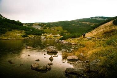 Güzel dağ göl manzara Tatry, Slovakya