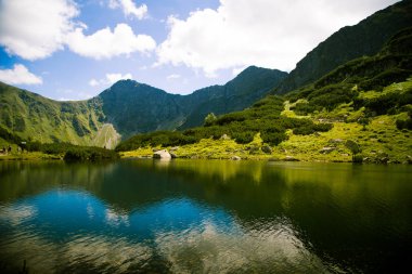 Güzel dağ göl manzara Tatry, Slovakya
