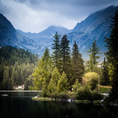 Güzel dağ göl manzara Tatry, Slovakya