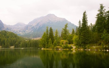 Güzel dağ göl manzara Tatry, Slovakya