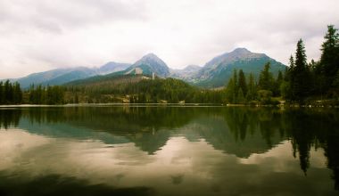 Güzel dağ göl manzara Tatry, Slovakya