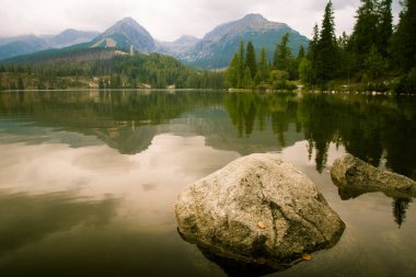 Güzel dağ göl manzara Tatry, Slovakya