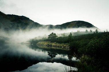 Bir sis Tatry, Slovakya güzel dağ gölde. Düşük doygunluk retro tarzı