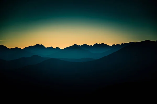Красивый вид на горы с градиентом — стоковое фото