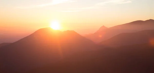 Eine schöne perspektivische Aussicht über Berge mit einem Gefälle — Stockfoto