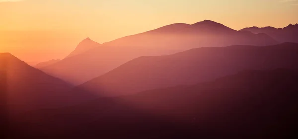그라데이션으로 산 위에 아름 다운 투시도 — 스톡 사진