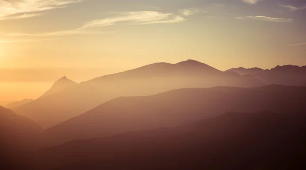 Una hermosa vista de la perspectiva sobre las montañas con un gradiente — Foto de Stock