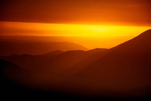 Une belle vue perspective au-dessus des montagnes avec un gradient — Photo