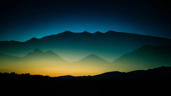 Una hermosa vista de la perspectiva sobre las montañas con un gradiente — Foto de Stock