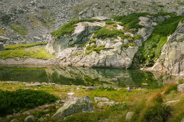 Eine wunderschöne Gebirgsseenlandschaft in Tatry, Slowakei — Stockfoto