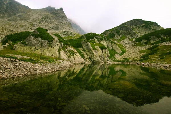 Güzel dağ göl manzara Tatry, Slovakya