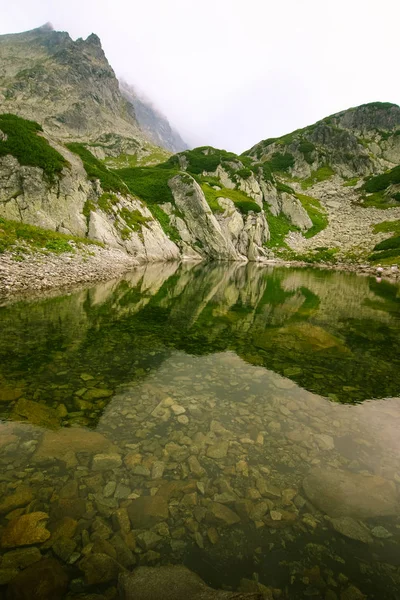 Güzel dağ göl manzara Tatry, Slovakya