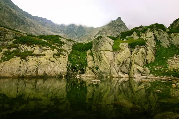 Güzel dağ göl manzara Tatry, Slovakya