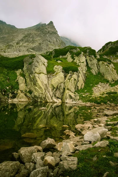 Güzel dağ göl manzara Tatry, Slovakya