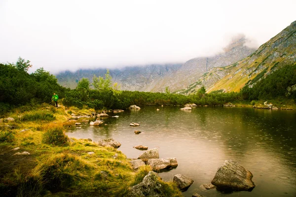 Güzel dağ göl manzara Tatry, Slovakya