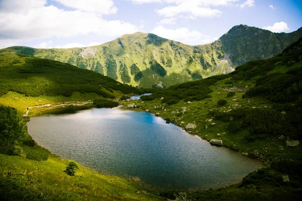 Güzel dağ göl manzara Tatry, Slovakya