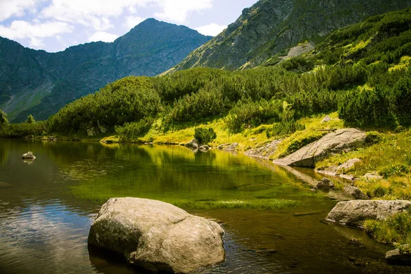 Un bellissimo paesaggio lacustre di montagna a Tatry, Slovacchia — Foto Stock