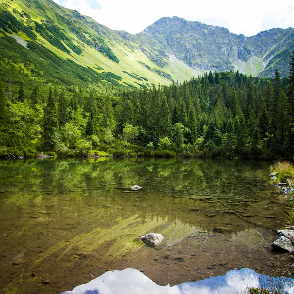 Uma bela paisagem de lago de montanha em Tatry, Eslováquia — Fotografia de Stock