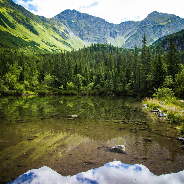 Piękne góry jezioro krajobraz w Tatry, Słowacja — Zdjęcie stockowe