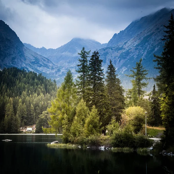 Güzel dağ göl manzara Tatry, Slovakya