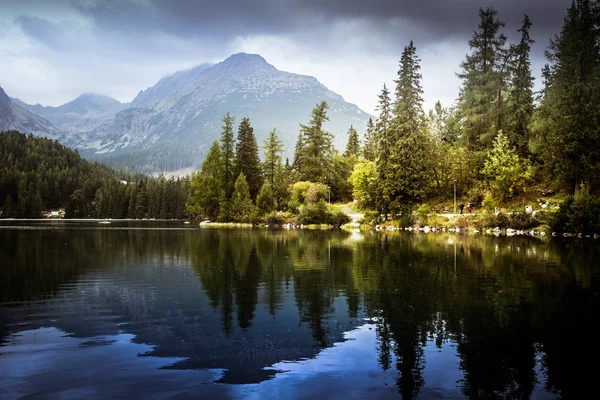 Güzel dağ göl manzara Tatry, Slovakya