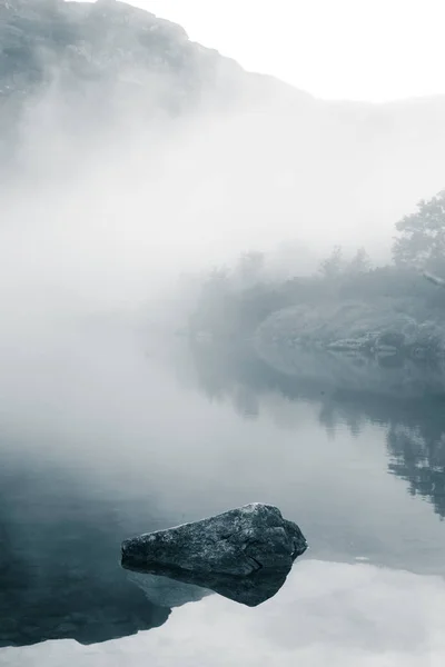 Krásné horské jezero v mlze, Tatry, Slovensko. Nízká saturace retro styl — Stock fotografie
