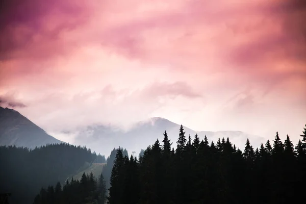 Piękny, kolorowy zachód słońca w Tatrach. Ozdobny wygląd Obrazek Stockowy