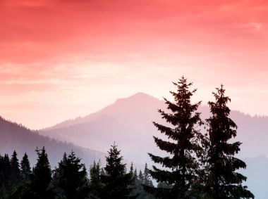 Bir güzel renkli gün batımı Tatra Dağları'nda. Dekoratif bir görünüm