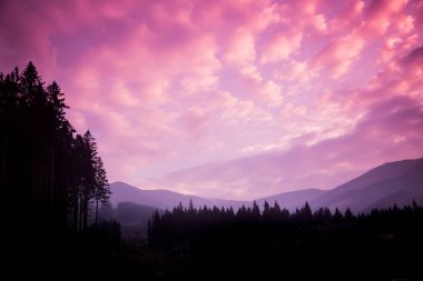 Bir güzel renkli gün batımı Tatra Dağları'nda. Dekoratif bir görünüm