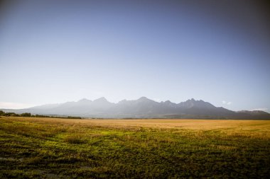 Güzel Slovakça bir manzara, arka planda Tatra Dağları ile