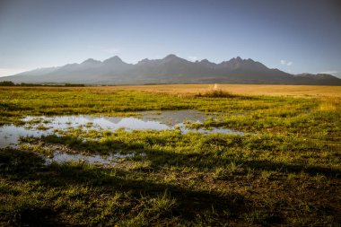 Güzel Slovakça bir manzara, arka planda Tatra Dağları ile
