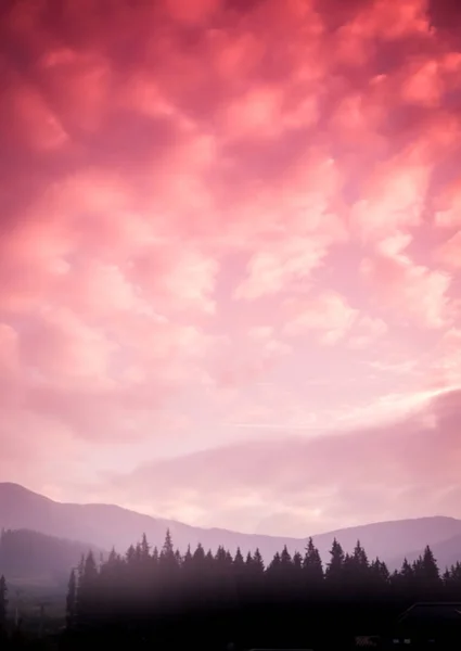 Um lindo pôr-do-sol colorido nas montanhas Tatra. Olhar decorativo — Fotografia de Stock